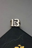 انگشتر 13 لاتین