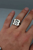 انگشتر 13 لاتین